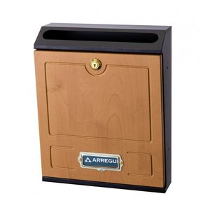 wandmontierter Briefkasten
