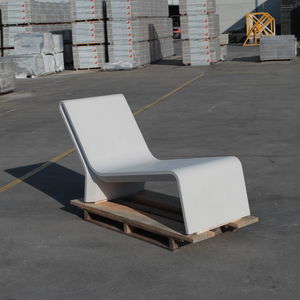 moderne Sonnenliege / Beton / für öffentliche Bereiche / schrägstellbar