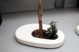 Parkbank / organisches Design / Beton / mit integrierten Pflanzkübeln