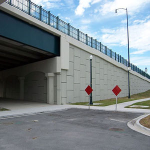 Beton-Stützmauer