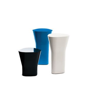moderner Beistelltisch / Polyester / dreieckig / Objektmöbel