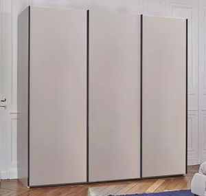 moderner Kleiderschrank