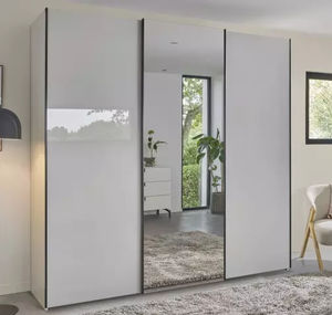 moderner Kleiderschrank