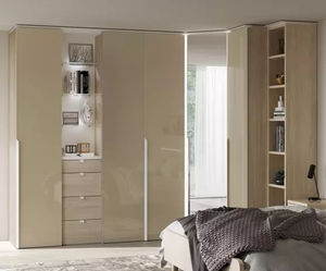 moderner Kleiderschrank