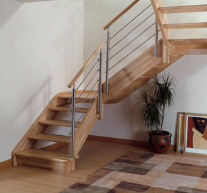 halbgewendelte Treppe / Holzrahmen / Holzstufen / ohne Setzstufe