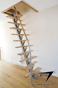halbgewendelte Treppe / gerade / Metallstruktur / Holzstufen
