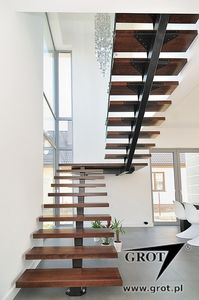 halbgewendelte Treppe / Metallstruktur / Holzstufen / ohne Setzstufe