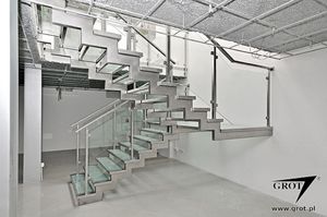 halbgewendelte Treppe / Metallstruktur / Glasstufen / ohne Setzstufe