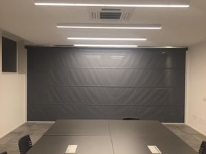 Bürotrennwand mit Deckenmontierung 1