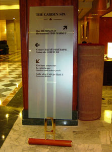 bodenstehendes Schild