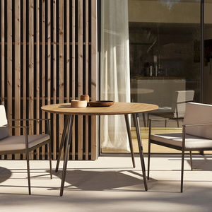 moderner Tisch / aus Iroko / mit Fußgestell aus Aluminium / rund