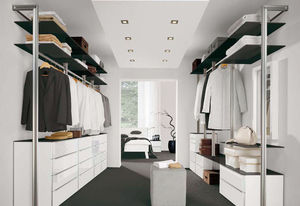Begehbarer Kleiderschrank / Holz
