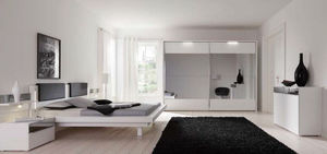 moderner Kleiderschrank