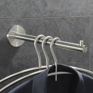 wandmontierte Kleiderstange