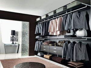 wandmontierter begehbarer Kleiderschrank