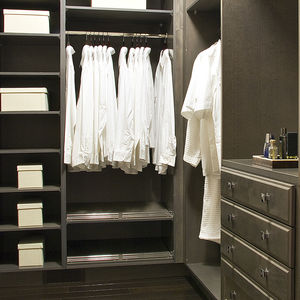 wandmontierter begehbarer Kleiderschrank