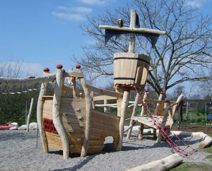 Holz-Spielplatzgerät 1