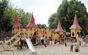 Holz-Spielplatzgerät 1