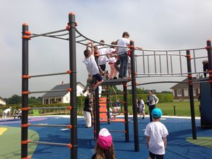Spielplatzgerät für öffentliche Anlagen