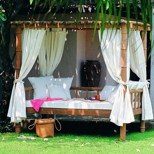 Garten-Bett / Himmel