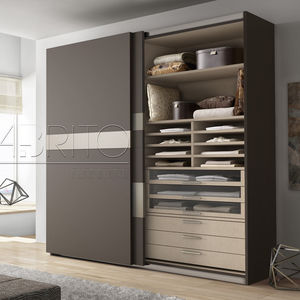 moderner Kleiderschrank