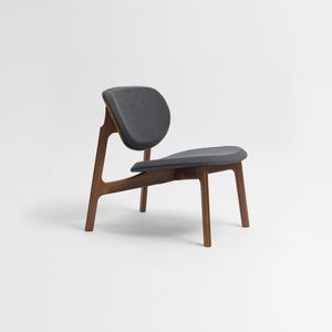 moderner Kaminsessel / Stoff / Massivholz / aus Nussbaum