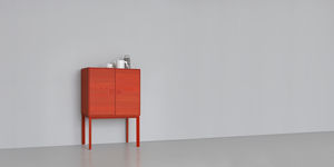 hochbeiniges Sideboard / modern / Holz / rot