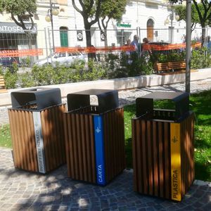 Park-Abfallbehälter / Metall / Holz / für öffentliche Bereiche