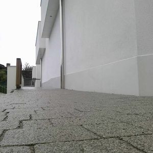 weiße Zierleiste
