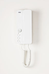 weiße Audio-Türsprechanlage