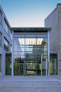 Vorhangfassade / freitragende Struktur 1