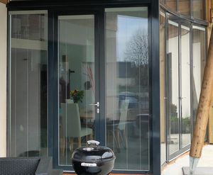 Glasscheibe mit integrierten Jalousien 1