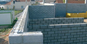 hohler Betonstein 1