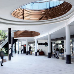Aluminium-Sonnenschutzlamelle / für Fassaden / vertikal / Holzoptik