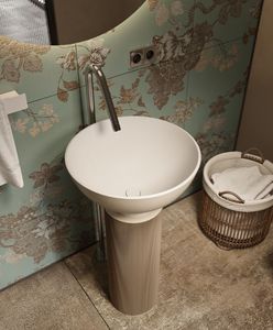 bodenstehendes Waschbecken 1