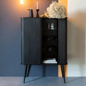 Sideboard mit hohen Beinen