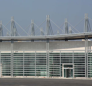 Vorhangfassade aus Metall und Glas 1