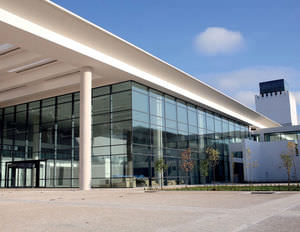 Vorhangfassade aus Metall und Glas 1