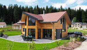 Fassadenverkleidung aus Lamellen / Holz / geriffelt