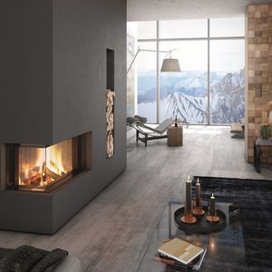 Geschlossene Feuerstelle / Holz / Ecken / Metall