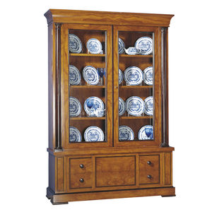 klassischer Geschirrschrank 1