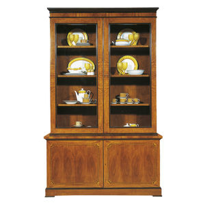 klassischer Geschirrschrank 1