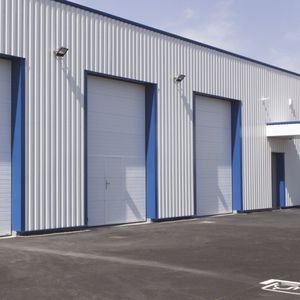 sektionale Industrietore / Stahl / automatisch / halbverglast