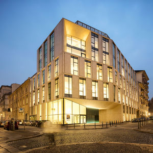 Hinterlüftete Fassade / Stein