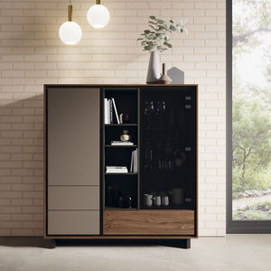 modernes Sideboard / lackiertes Holz / aus Nussbaum / Glas