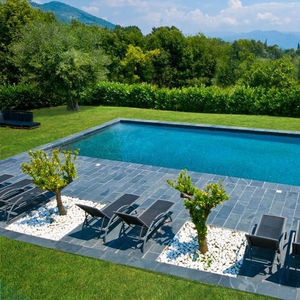 Schwimmbecken / integrierter Rand