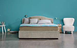 Doppelbett / klassisch / Polster / Stoff