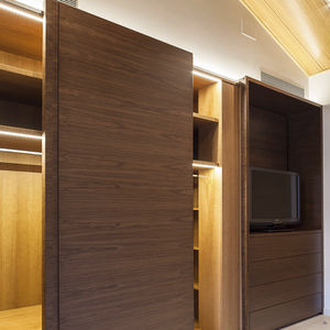 moderner Kleiderschrank