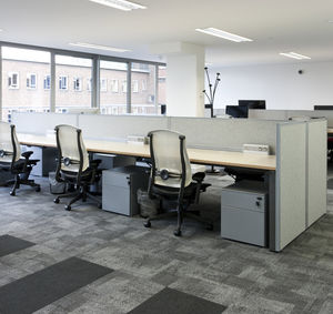 Schreibtisch für Open Space / aus MDF / Metall / modern