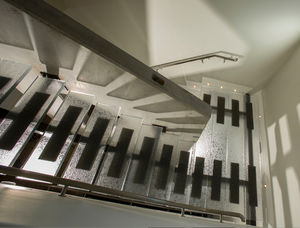 halbgewendelte Treppe / Metallstruktur / Glasstufen / ohne Setzstufe